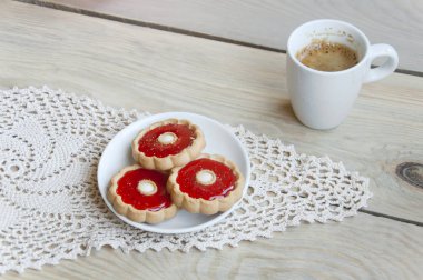 Kahve ve kırmızı jöle kek