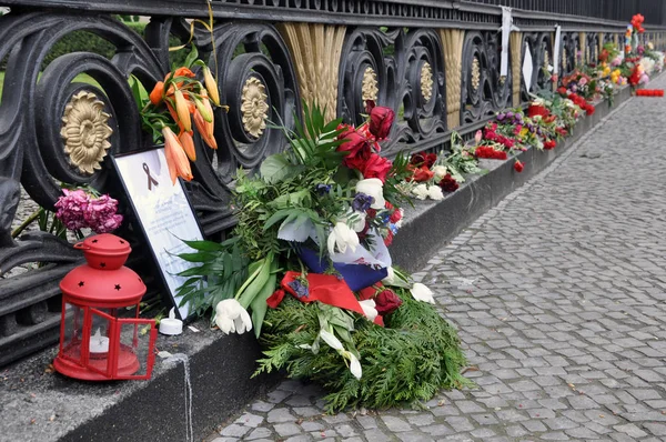 俄罗斯大使馆在柏林与花 — 图库照片