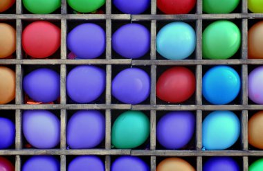 birçok renkli topları