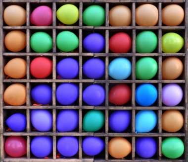 birçok renkli topları