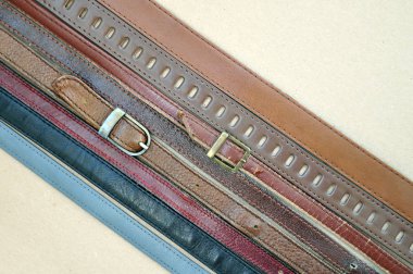 Karton üzerine birçok Deri kemerler