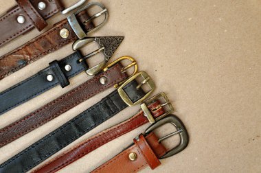 Karton üzerine birçok Deri kemerler