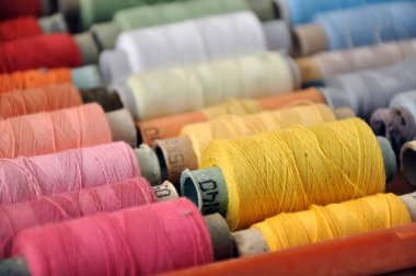renkli iplik makaraları