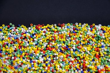 Siyah arka plan renkli boncuklar