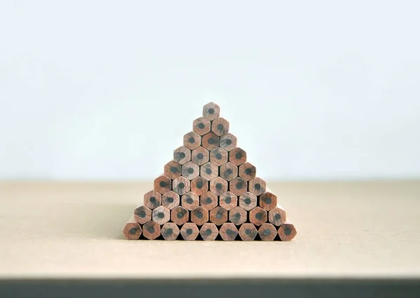 Muchos lápices de madera acostados uno sobre el otro —  Fotos de Stock