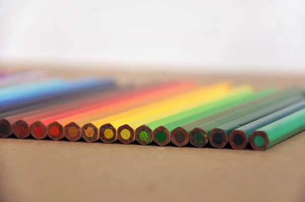 골 판지에 다채로운 연필 — 스톡 사진