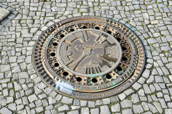Właz kanalizacyjny Berlin — Zdjęcie stockowe