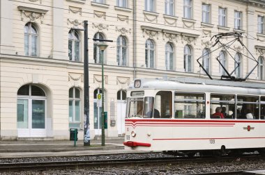 Potsdam'daki eski beyaz tramvay