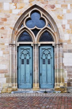 Esslingen tapınakta şehir kemerli kapı