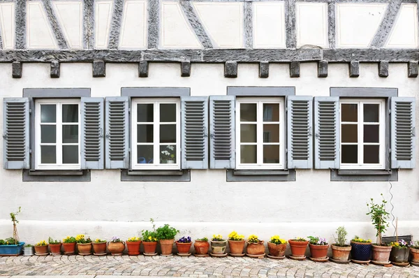 Pátio de casa de meia-madeira — Fotografia de Stock