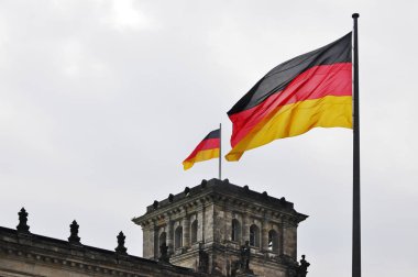 Alman Reichstag Bayraklarda