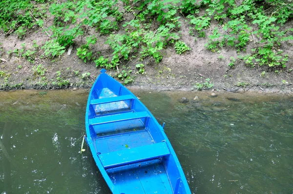 Blaues Boot im Waldsee — Stockfoto