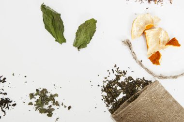 Çay katkı beyaz arka planda, üstten görünüm