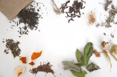 Çay katkı beyaz arka planda, üstten görünüm