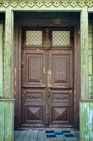 Vieille porte sculptée en bois — Photo
