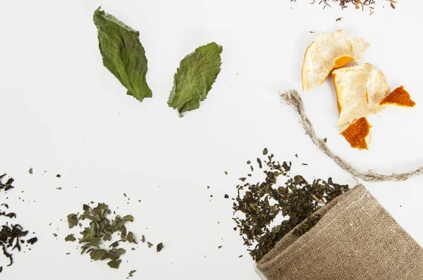 Çay katkı beyaz arka planda, üstten görünüm