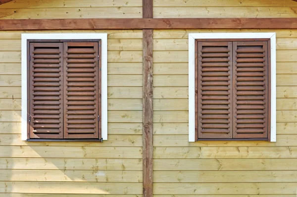 Houten muur met bruine luiken. — Stockfoto