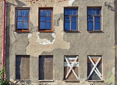 Kırık pencereli terk edilmiş bina