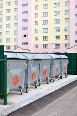 Sokakta birçok metal Çöp Konteyneri