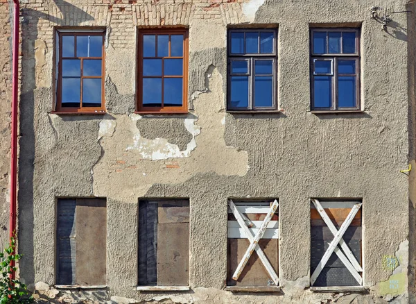 Kırık pencereli terk edilmiş bina