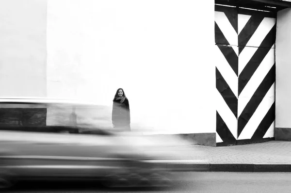 Menina no fundo de um carro de equitação — Fotografia de Stock