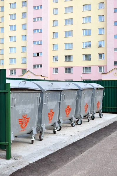 Sokakta birçok metal Çöp Konteyneri