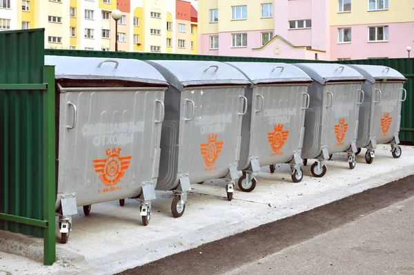 Sokakta birçok metal Çöp Konteyneri