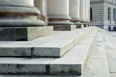 Eski klasik sütunları ve merdiven