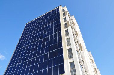 Modern akıllı evin duvarında büyük güneş paneli