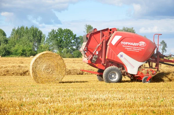 The process of twisting haystacks — Stock Photo, Image