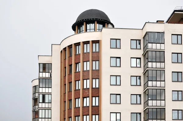 Moderne residentiële hoogbouw huis — Stockfoto
