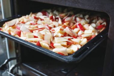 Birçok ham elma dilim