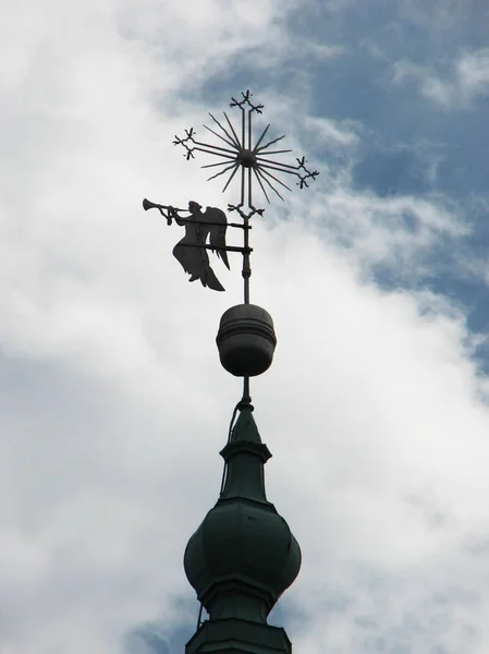 Escultura de anjo no telhado — Fotografia de Stock