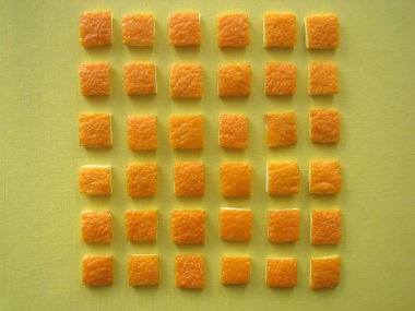 Portakal kabuğu Sarı zemin üzerine