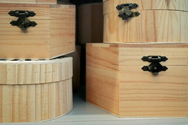 Cajas de madera con cerraduras metálicas —  Fotos de Stock