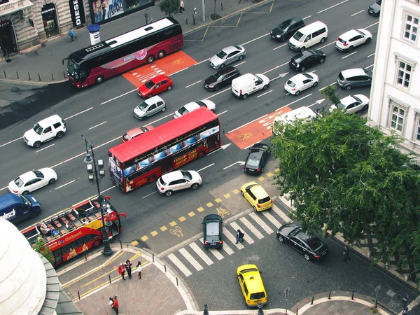 Cruce peatonal vista superior con transporte urbano —  Fotos de Stock