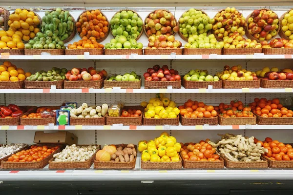 Varias verduras en el estante del supermercado —  Fotos de Stock