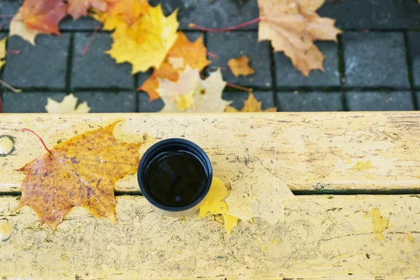 Blick auf die Tasse Tee auf der Parkbank — Stockfoto