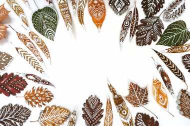 Kuzey Afrika sonbahar, Kuru yapılan çerçeve çizilmiş beyaz etnik desenleri ile bırakır. Boş alan.