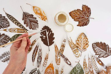 Boyama işlemi bırakır. Etnik desenleri ile birçok Sonbahar Kuru yaprakları bir fırça ile el ve bir guaş görünümü üst olabilir.