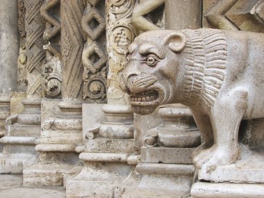 Antik heykel aslan kilisenin girişine yakın. Vajdahunyad Castle, Budapeşte, Macaristan.