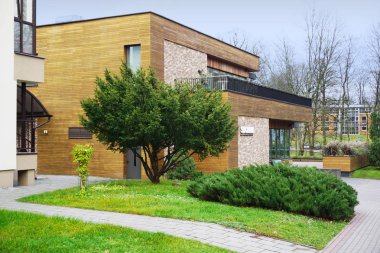 Druskininkai, Litvanya - 18 Kasım 2017: Bir modern düşük katlı bina Druskininkai içinde çevre düzenlemesi ile cam ve ahşap paneller.