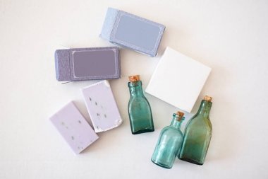 Lavanta sabun, kağıt kutular, beyaz bir arka planda üstten görünüm vintage şişe. Örnekler için sunumlar.