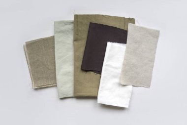 Bir sürü beyaz bir arka plan üzerinde farklı kumaş artıkları.