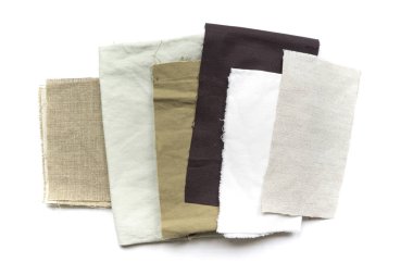 Bir sürü beyaz bir arka plan üzerinde farklı kumaş artıkları.