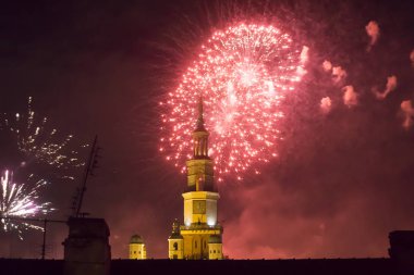 Poznan, Polonya - 1 Ocak 2018: Yeni yıl havai fişek Poznan. Belediye Binası ve Selam Kulesi.