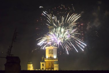 Poznan, Polonya - 1 Ocak 2018: Yeni yıl havai fişek Poznan. Belediye Binası ve Selam Kulesi.
