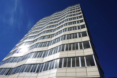 Grodno, Belarus - 24 Mart 2018: Çok öykülü daireli ev uzun Balkonlu. Yukarı bak.