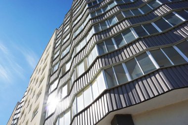 Grodno, Belarus - 24 Mart 2018: Çok öykülü daireli ev uzun Balkonlu. Yukarı bak.