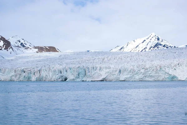 Gletsjer voldoen aan de Oceaan op Svalbard in Noorwegen — Stockfoto